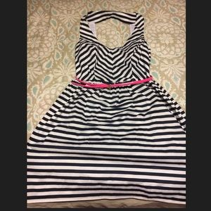 ♠️White and blue striped dress with pink belt.