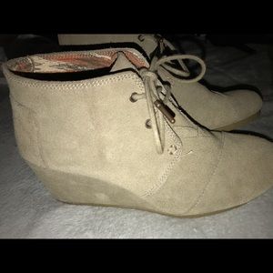 TOMS TAN SUEDE WOMENS DESERT WEDGES