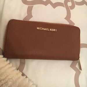 ⚡️FLASH SALE⚡️Authentic Michael Kors Wallet