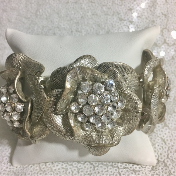 Jewelry - Distressed silver colored rosette bracelet