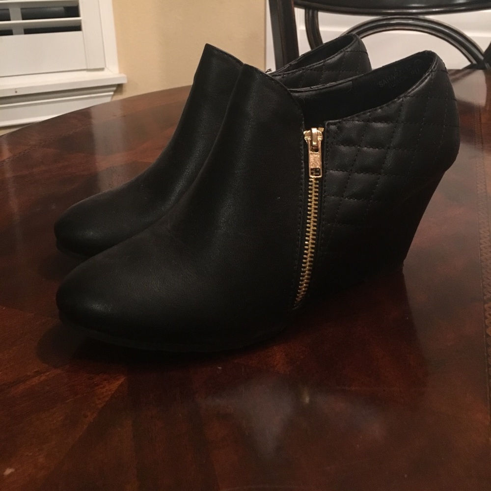 Booties with gold zipper detail