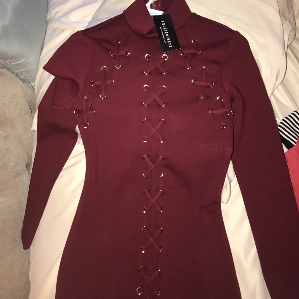 Burgundy long sleeve bodycon dress.