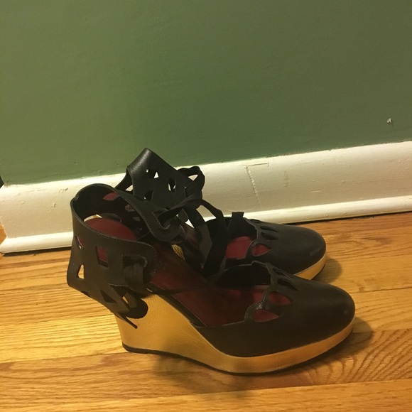 Colin Stuart Chocolate Brown/Gold wedges - Picture 2 of 5