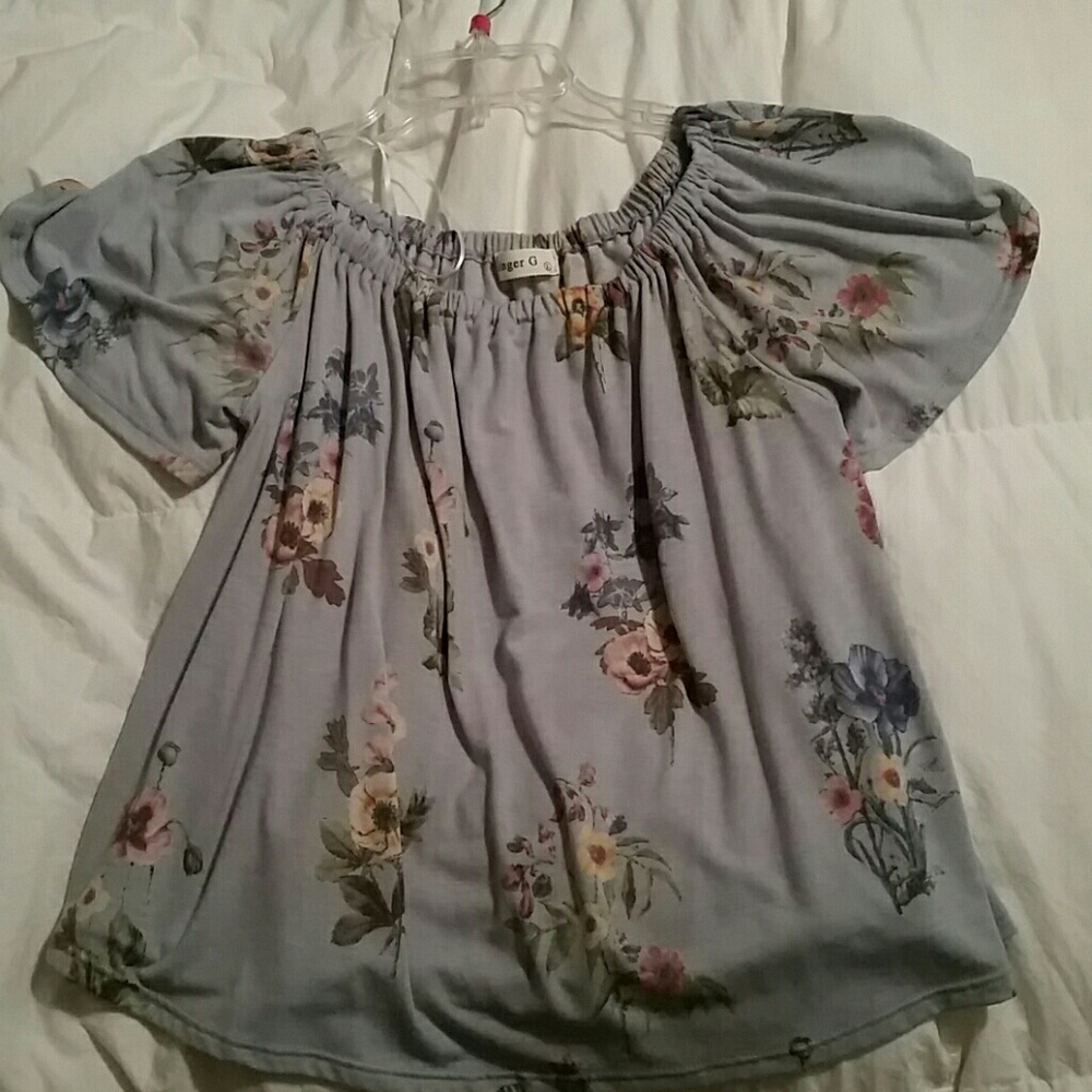 Flowery blouse. Never worn. Size L.