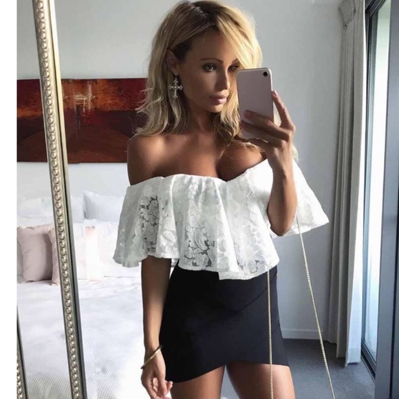 ✨LAST ONE!!!✨HP✨White Off Shoulder Lace Bodysuit✨ - Picture 2 of 7