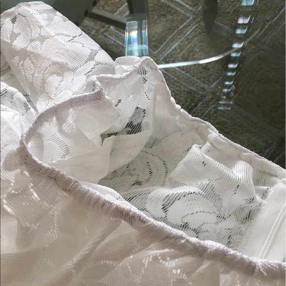 ✨LAST ONE!!!✨HP✨White Off Shoulder Lace Bodysuit✨ - Picture 6 of 7