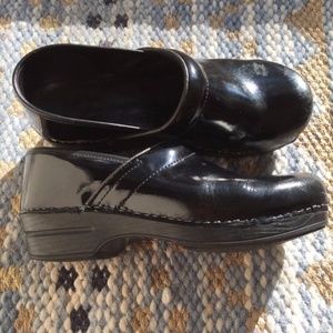 Final Mark⬇️ Sanita - Glossy Black Clogs