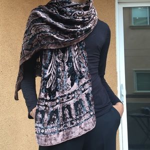 Gorgeous Balmain Silk/Velvet scarf