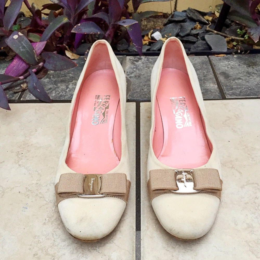 SALVATORE FERRAGAMO Classic Suede Heels Sz 9.5 B