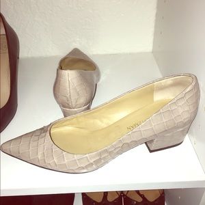 Stuart Weitzman patent leather gray/nude pump