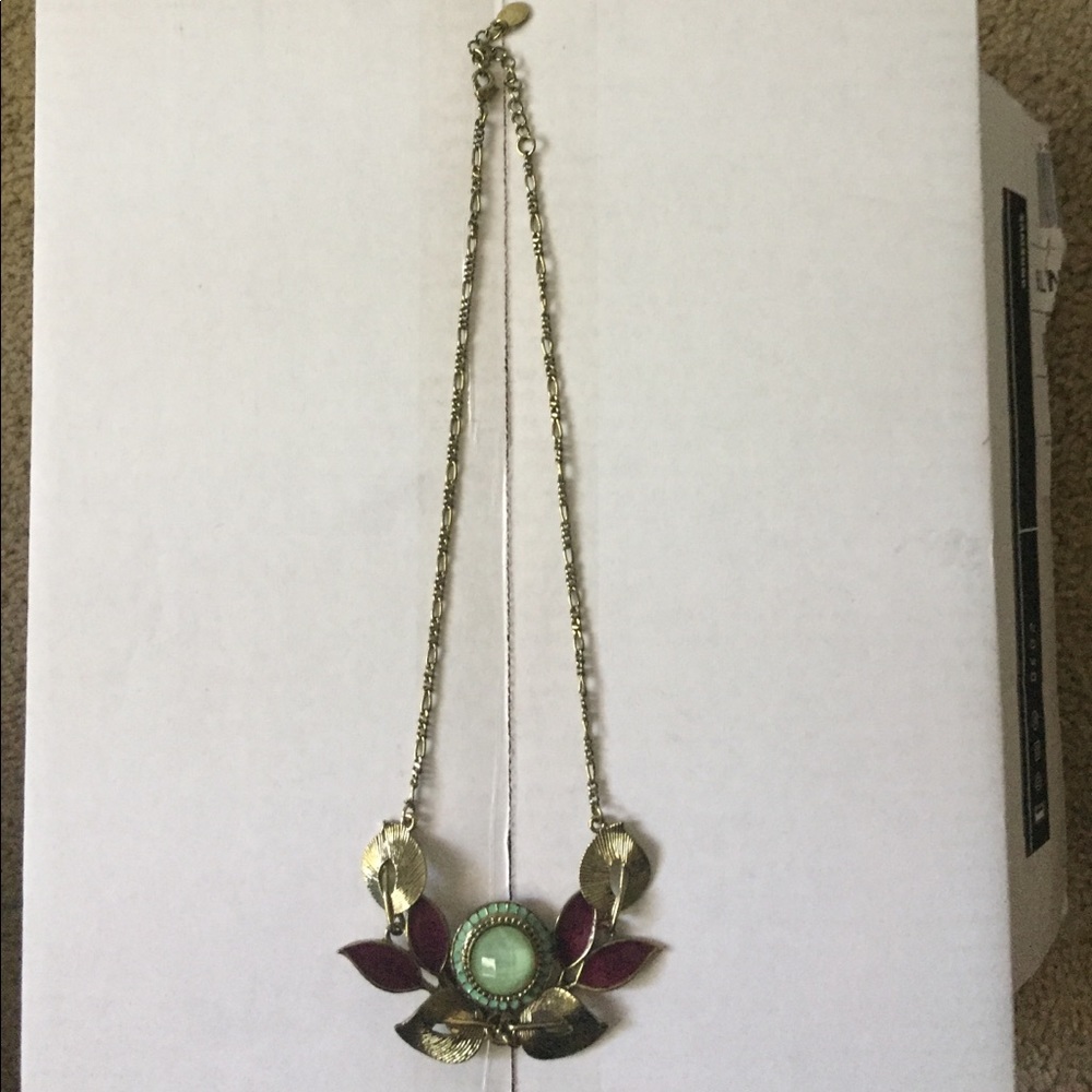 Beautiful statement necklace EUC