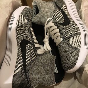 BRAND NEW Women's Lunarepic Flyknit Running Shoes