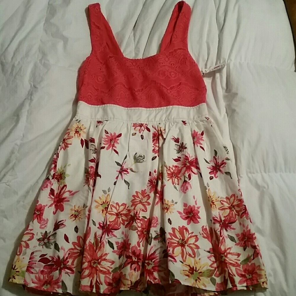 Cute summer dress. NWT! ! Size 9.