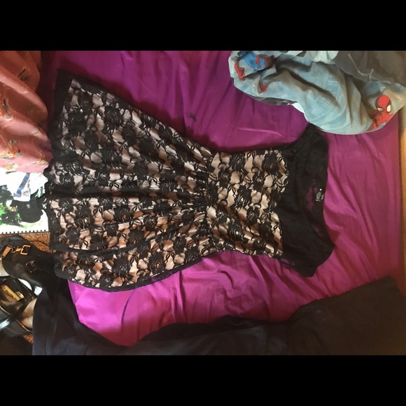 Dresses - Picture 3 of 4