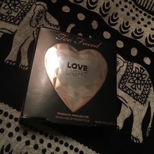 Too Faced Love Light Prismatic Highlighter