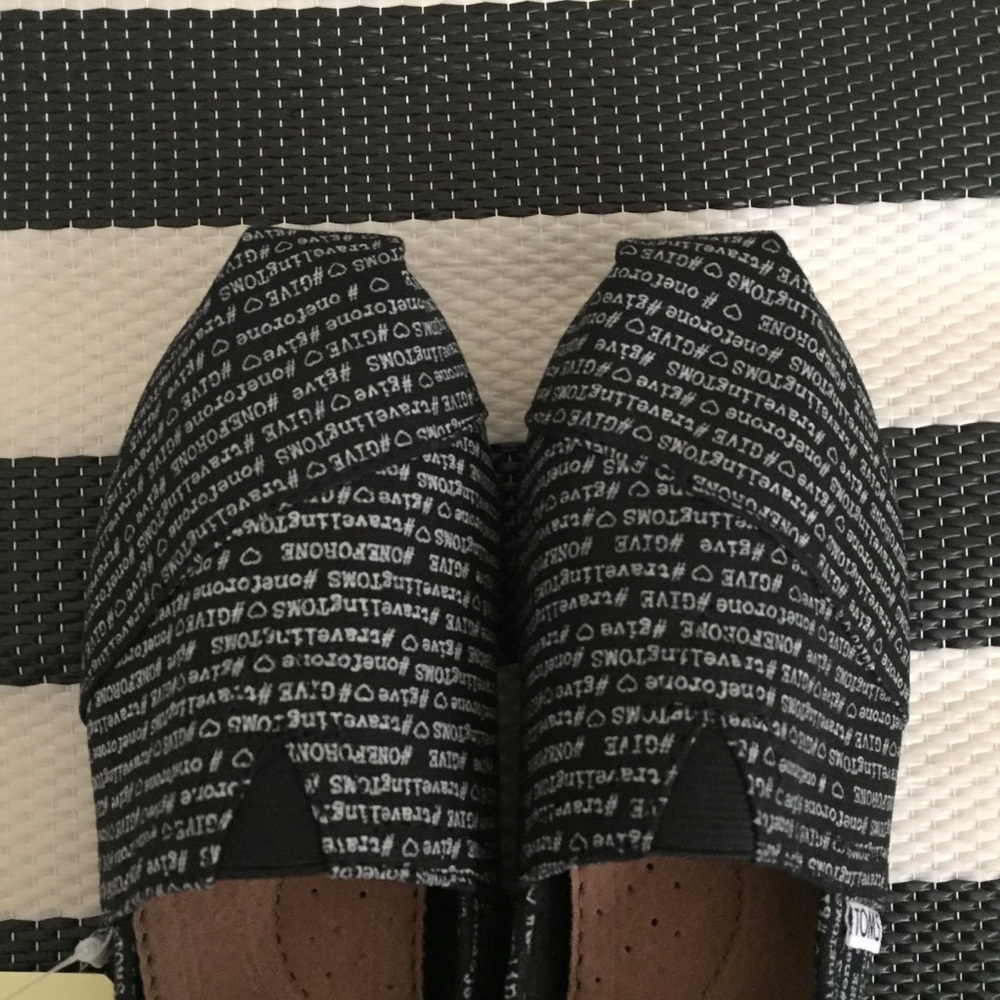 NWT Classic Hashtag Toms