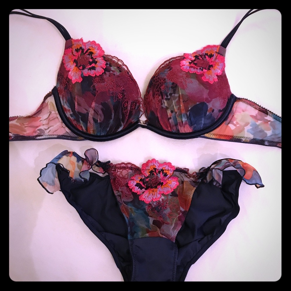 Sale Saturday----Gorgeous VS set