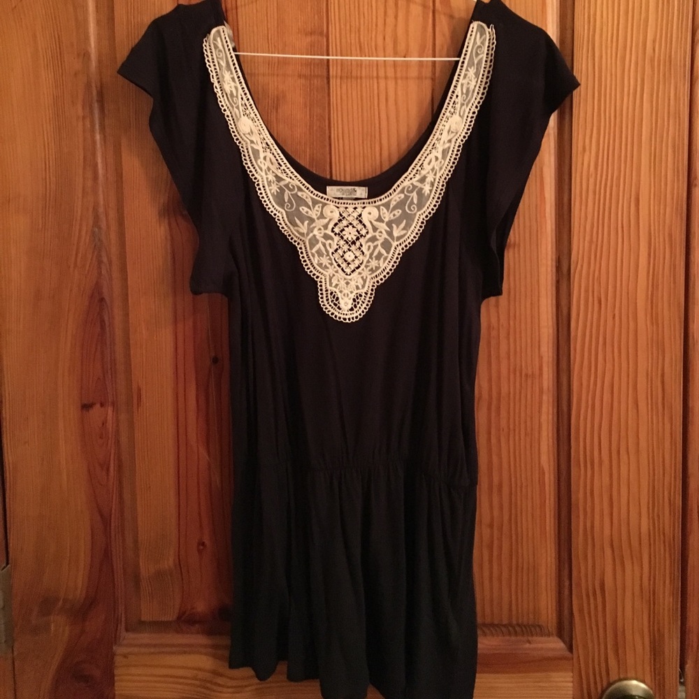 Scoop neck cinched waist black and white top