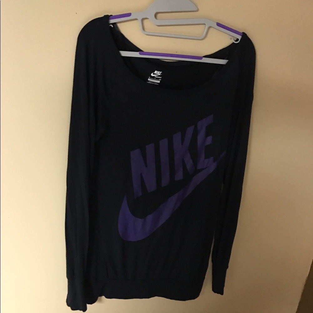Women's log sleeve Nike shirt