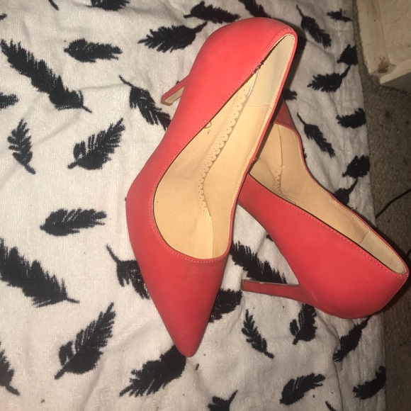 Red pump never worn - Picture 1 of 2