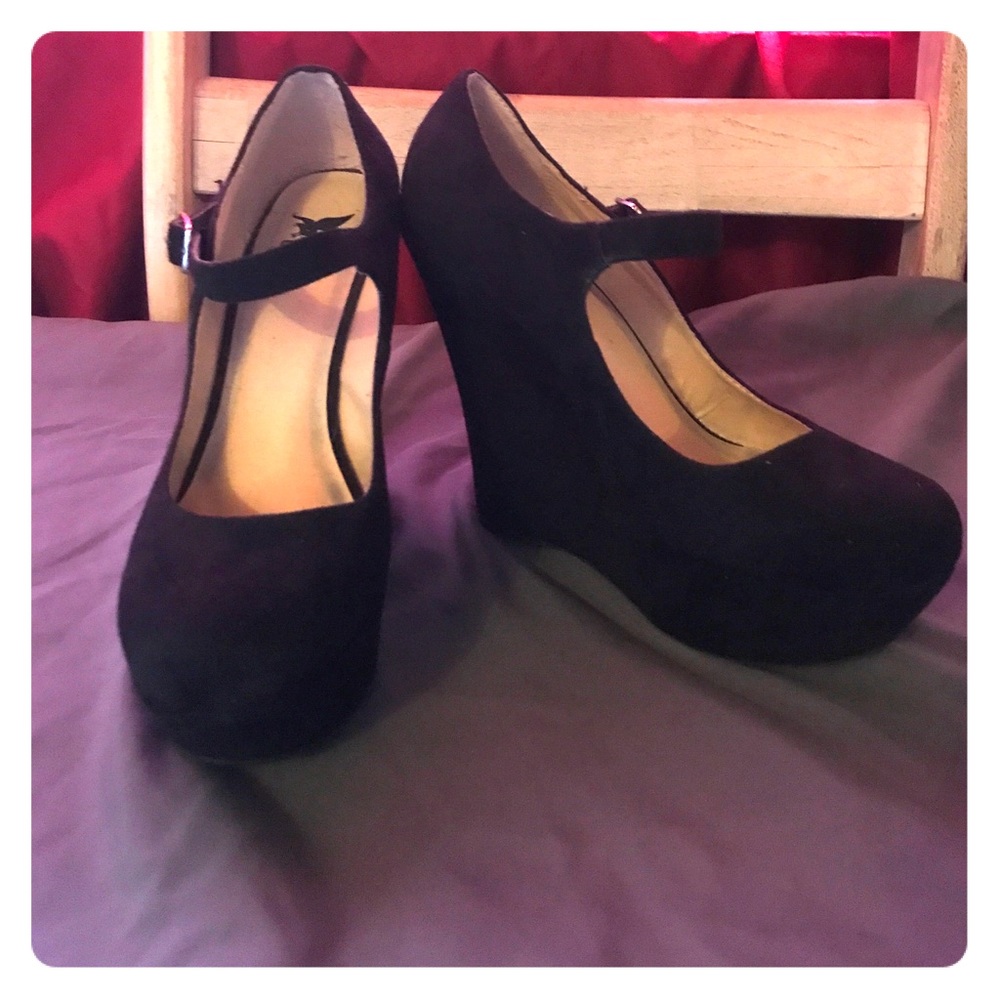 Black wedges