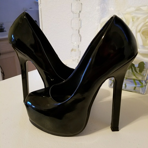 ShoeDazzle Shoes - Black Heels