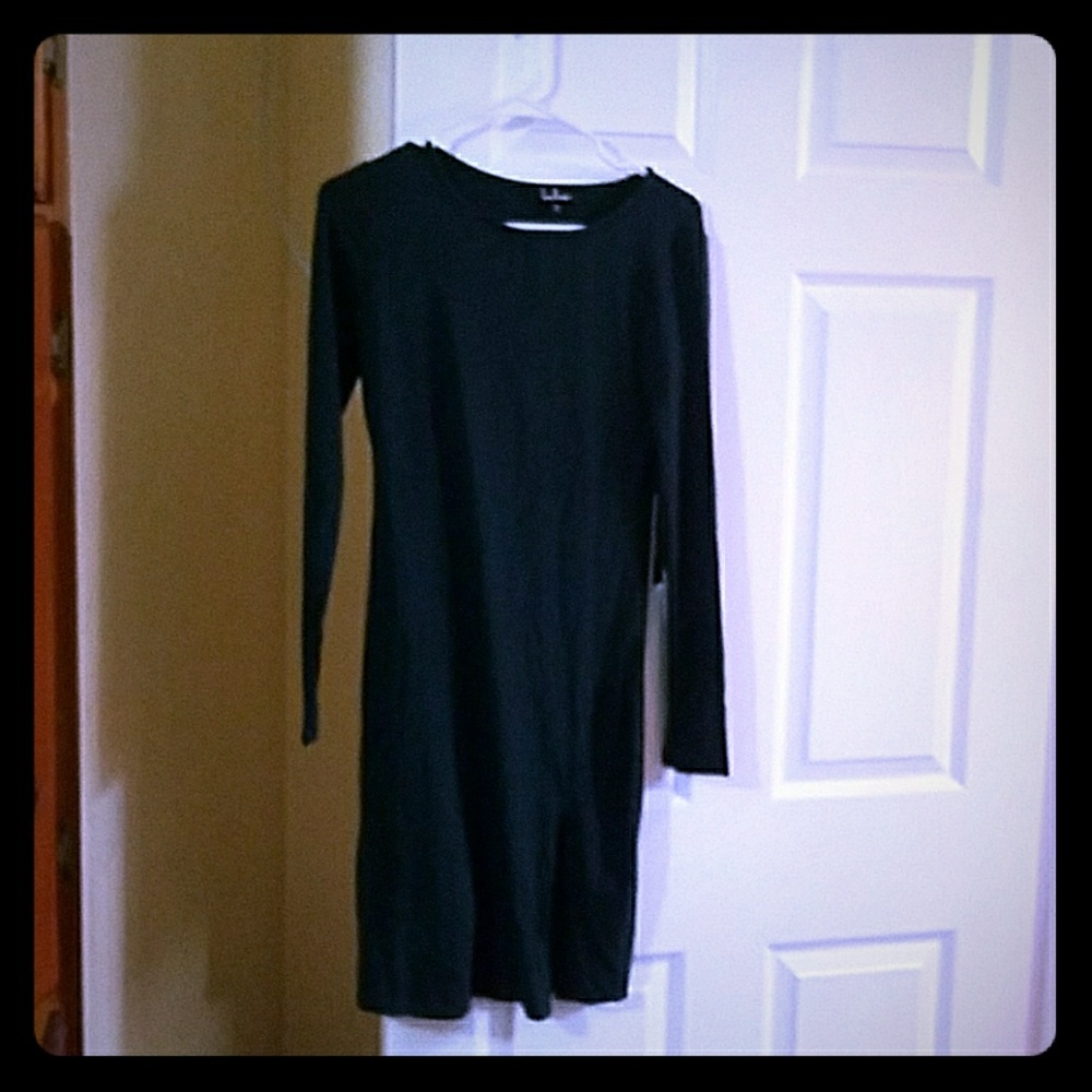 Lulus emerald green dress. Small slit.