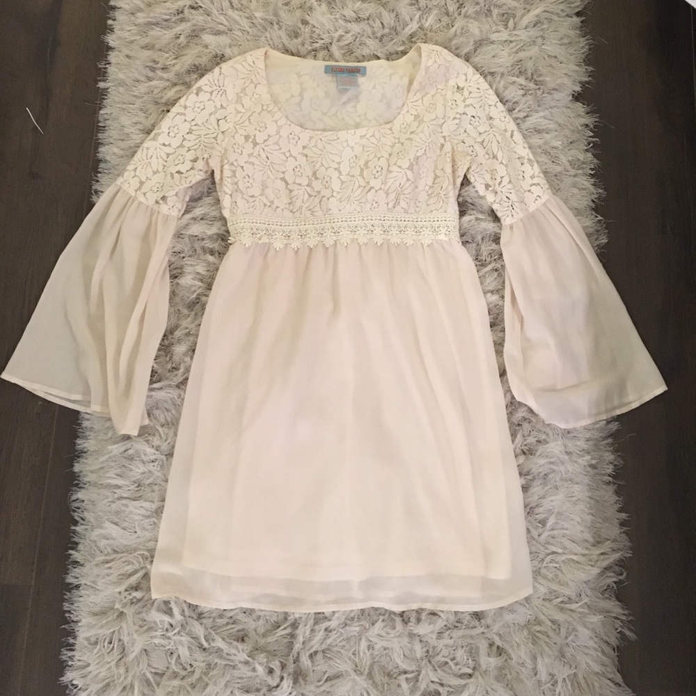 NWOT White/ Creme Lace floral dress w bell sleeves - Picture 1 of 8
