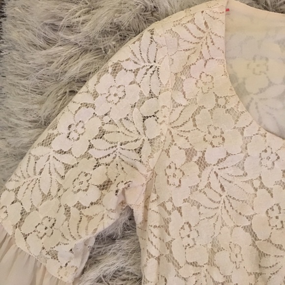 NWOT White/ Creme Lace floral dress w bell sleeves - Picture 3 of 8