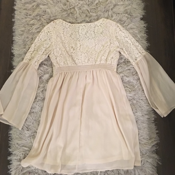 NWOT White/ Creme Lace floral dress w bell sleeves - Picture 8 of 8