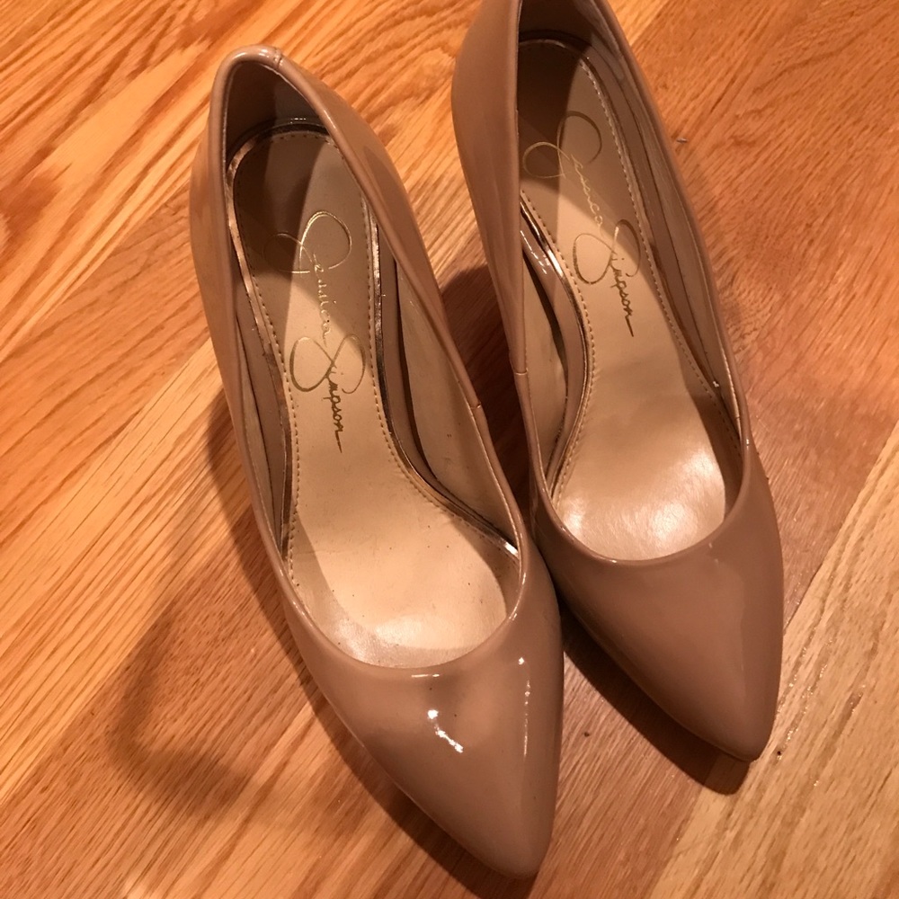 EUC Jessica Simpson nude patent pumps