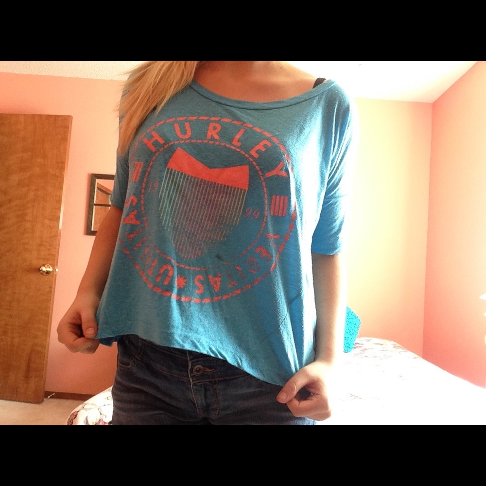 Cropped blue and neon orange Hurley shirt.