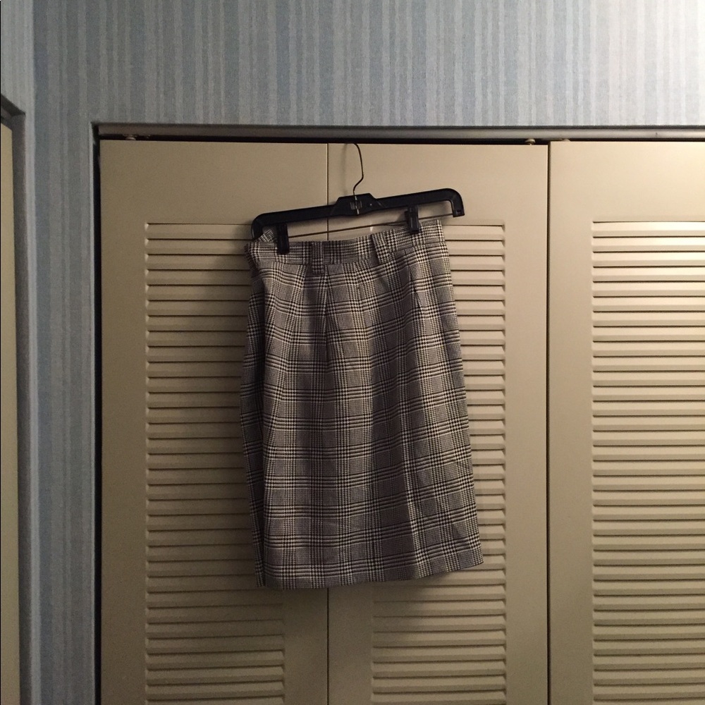 Harve' Bernard black & white shorts