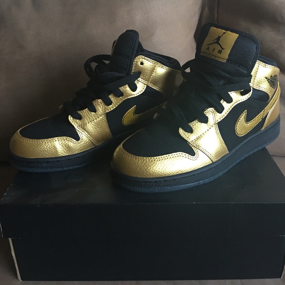 Gold Air Jordan 1s 4.5 - Picture 1 of 5