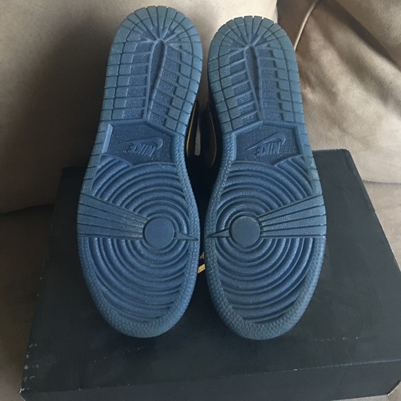 Gold Air Jordan 1s 4.5 - Picture 3 of 5