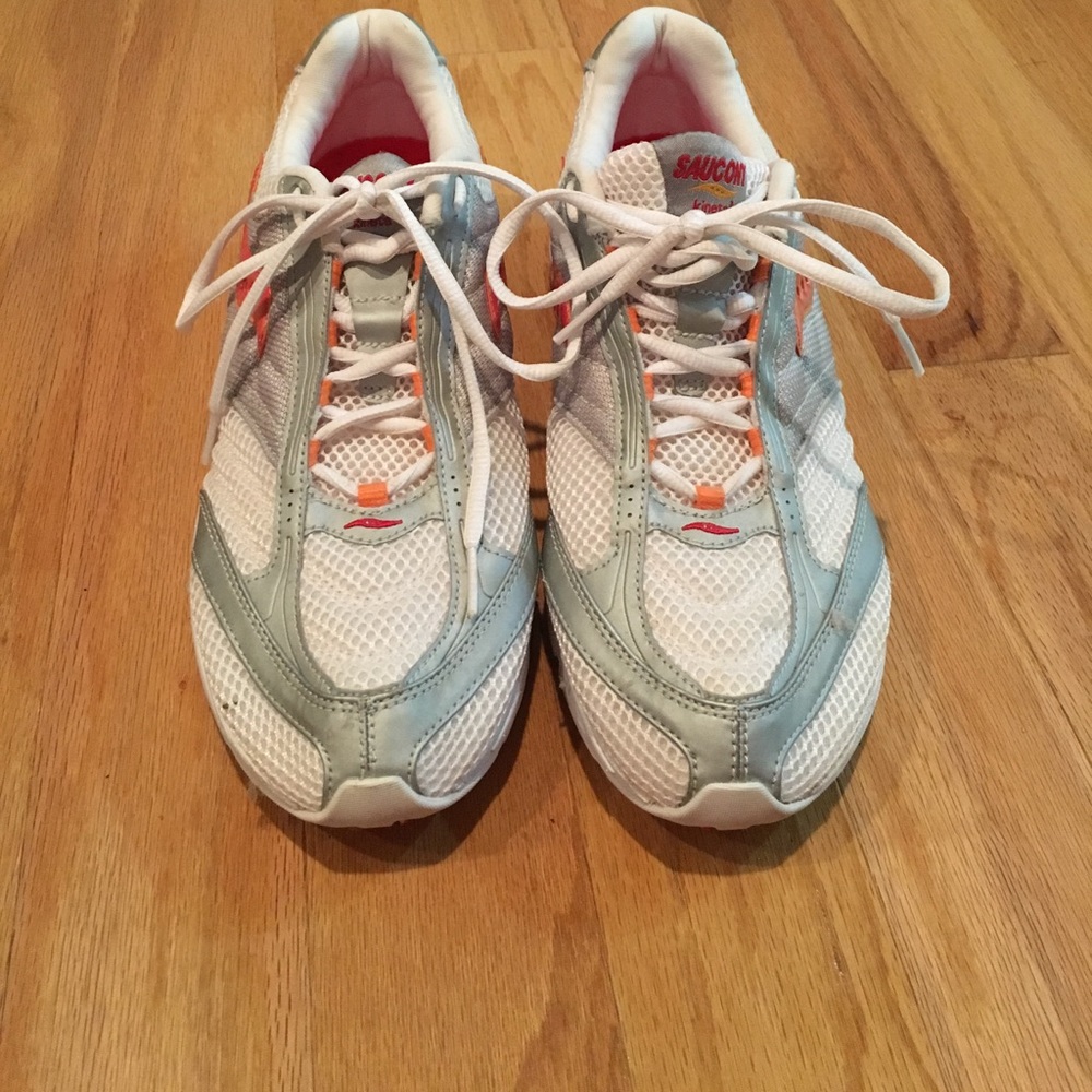 Tennis shoes