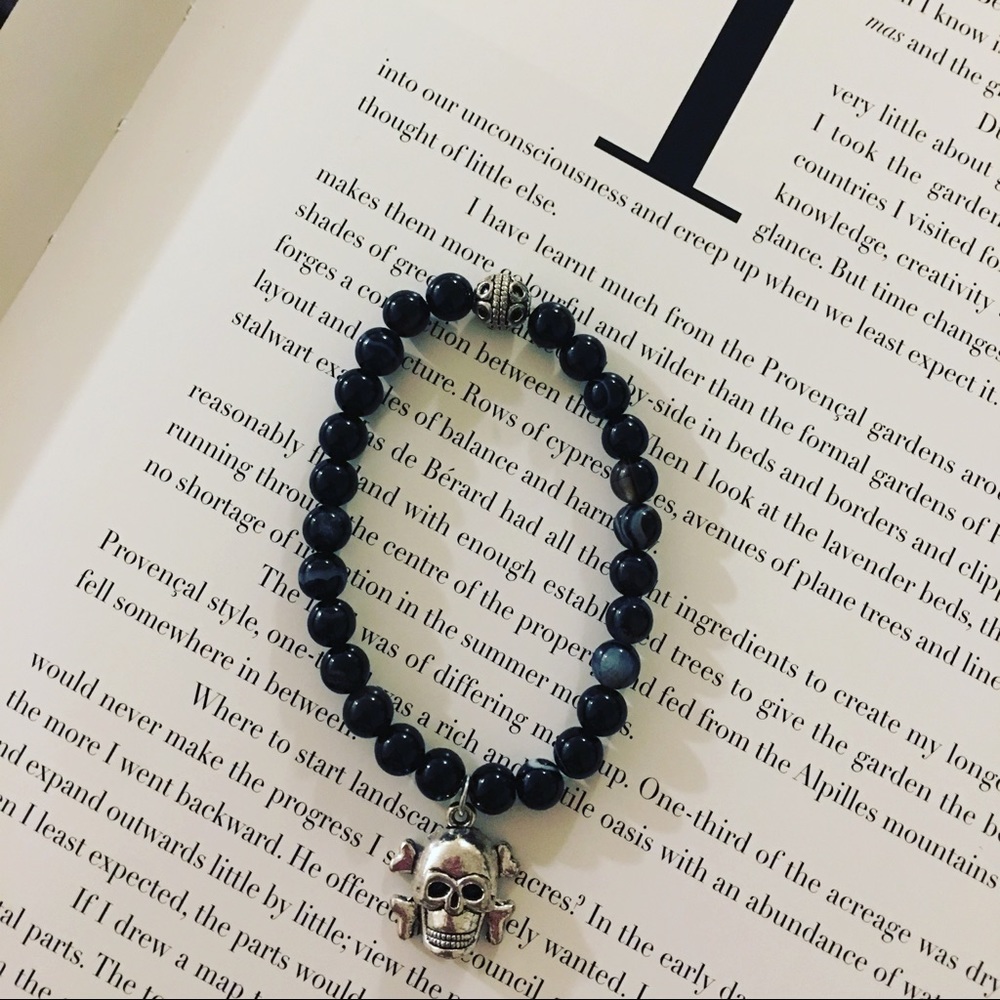 Skull charm bracelet