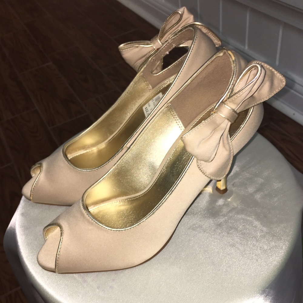 Nude heels with bows