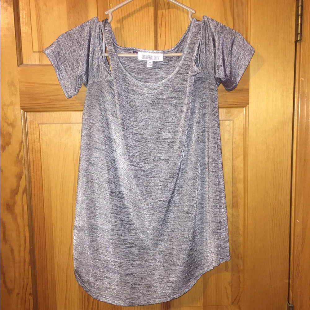 Cute Jennifer Lopez open shoulder shirt.