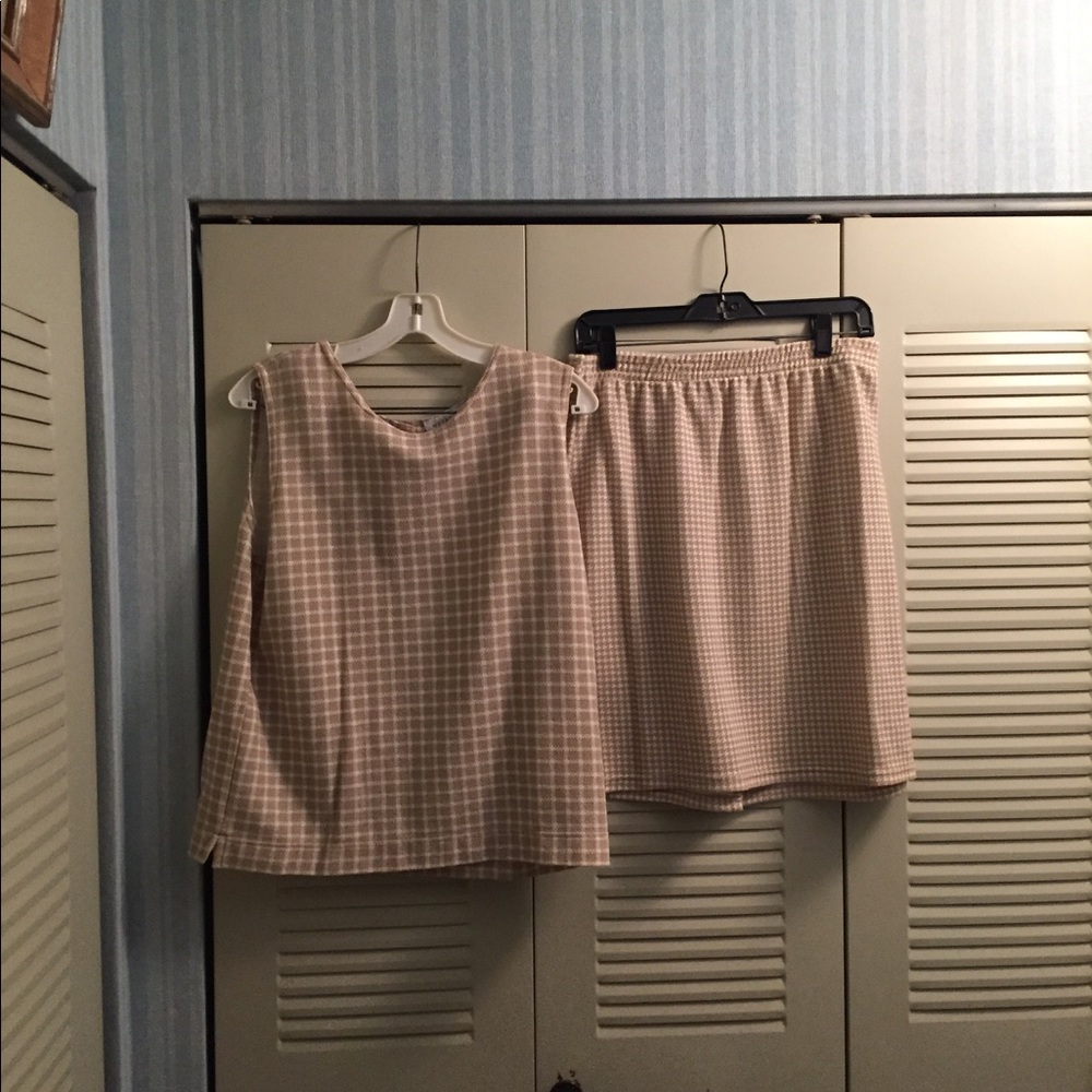 Metro 212  -  Tan & White 2 piece