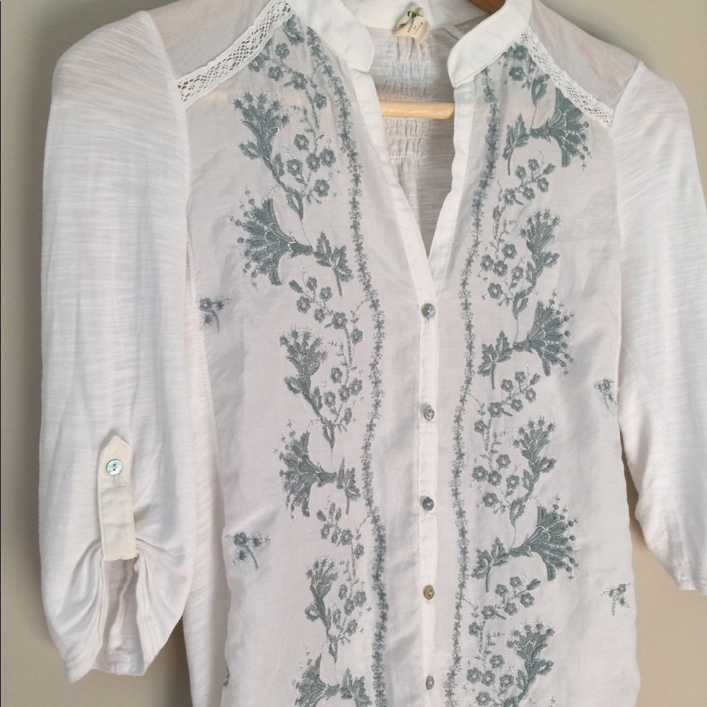 Anthro white w/embroidery button down top size XS - Picture 2 of 3