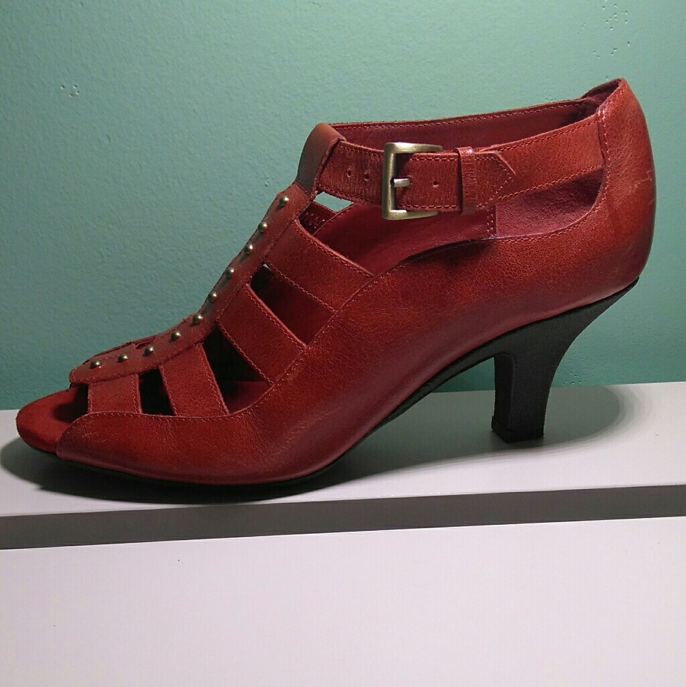 BRAND NEW AEROSOLES HEELS
