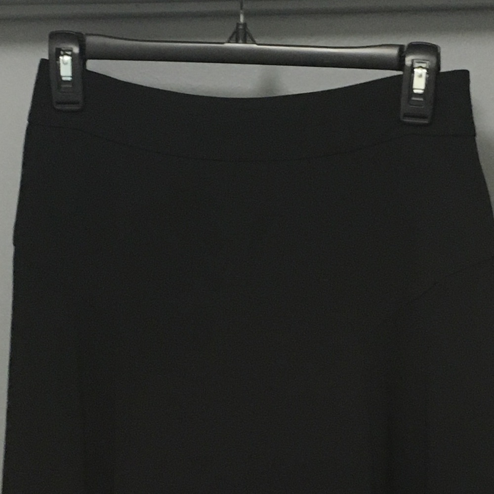 Flippy black skirt