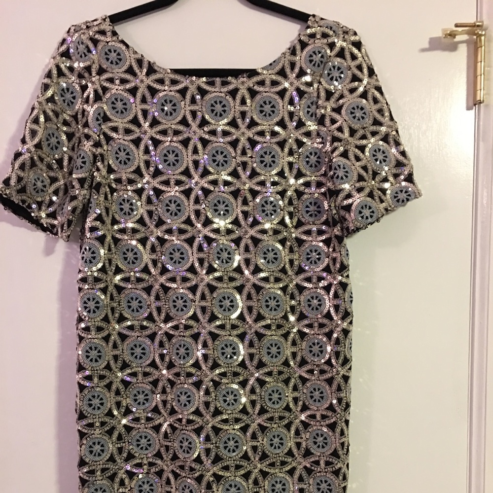 Beautiful sequined geometric shift dress!