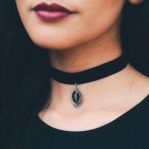 Pendent Choker