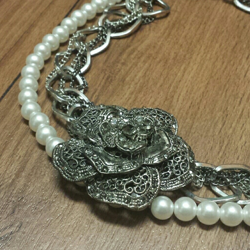 Silver flower and pearl necklace with rhinestones