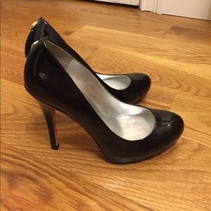 Black pumps
