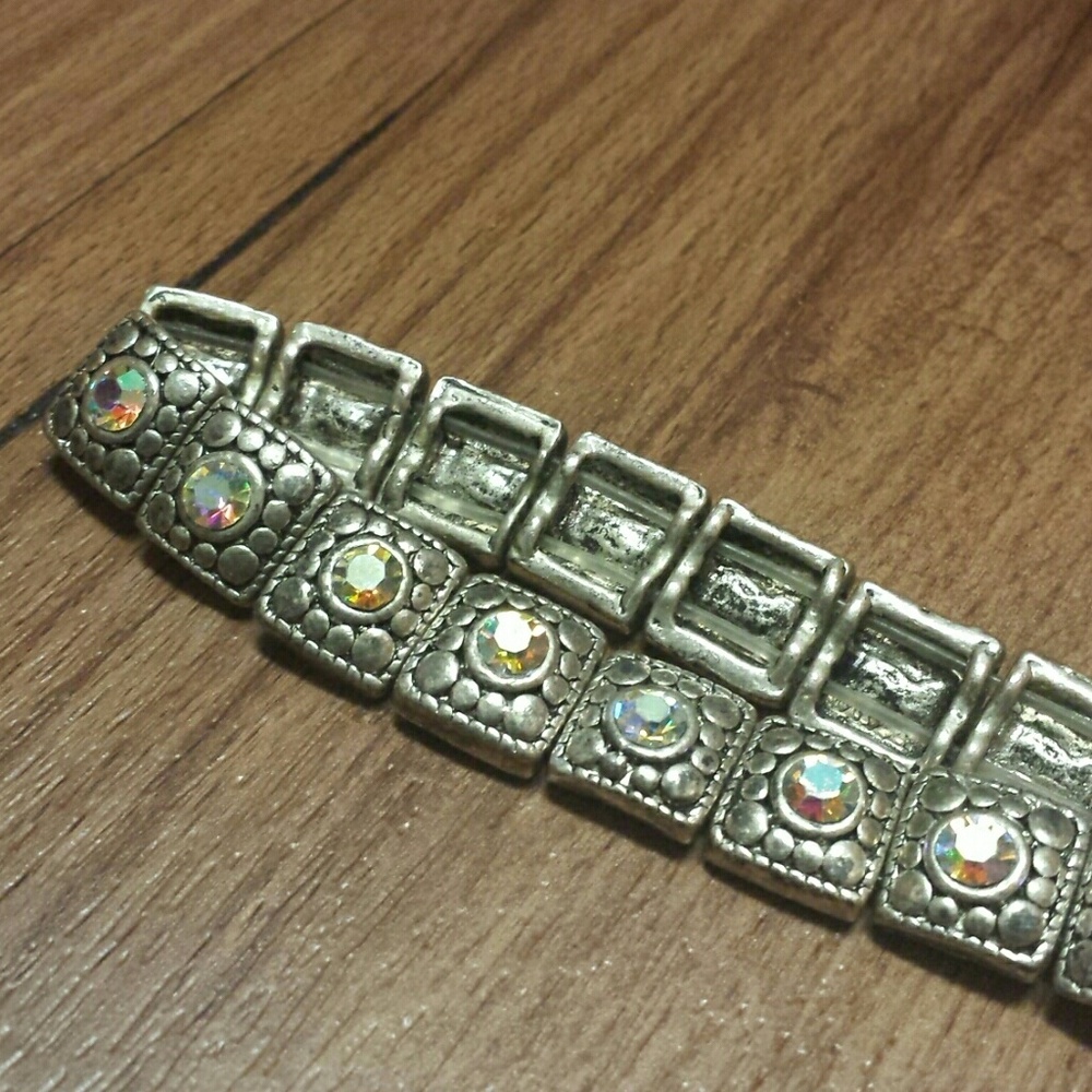 *Iridescent rhinestone silver stretch bracelet