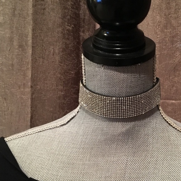 💐NWT Beautiful Crystal Choker, Back Clasp! - Picture 3 of 3