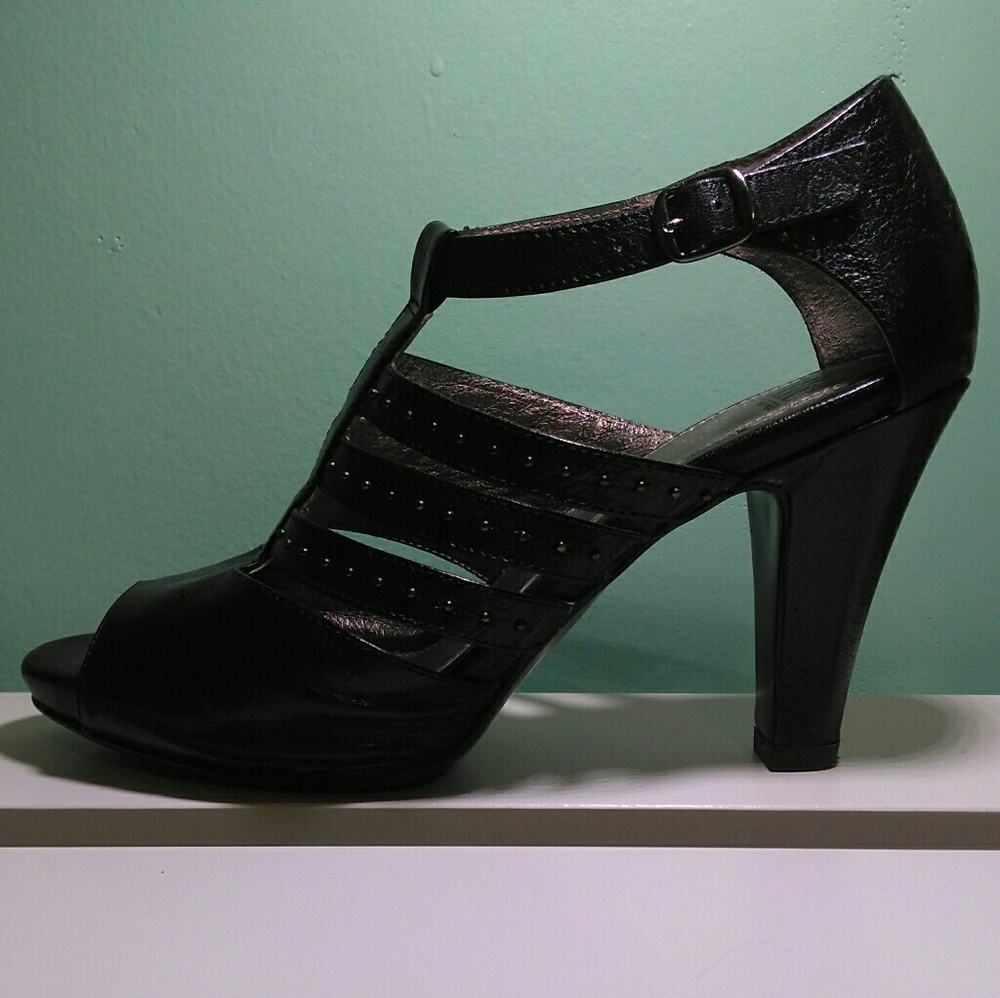 WORN ONCE //  LEATHER SOFFFT HEELS